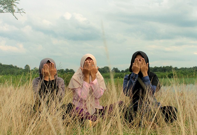 Potret Gaya Hijab Mulan Jameela Saat Nyanyi, Bodysuit Neon Bikin Salah Fokus